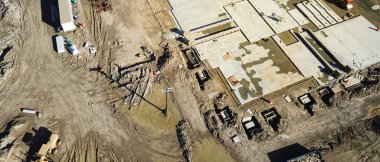 Panorama üstten görünüm makine, ayak ve Vakfı şantiye Carrollton, Texas, ABD beton takviye yapın. Üstten görünüm levha formu, temeller ve güçlendiren rod yeni ticari bina için