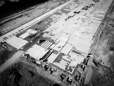 Üstten görünüm makine, ayak ve Vakfı Beton inşaat sitenin Carrollton, Texas, ABD güçlendirmek. Üstten görünüm levha formu, temeller ve güçlendiren rod yeni ticari bina için