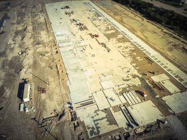 Üstten görünüm makine, ayak ve Vakfı Beton inşaat sitenin Carrollton, Texas, ABD güçlendirmek. Üstten görünüm levha formu, temeller ve güçlendiren rod yeni ticari bina için