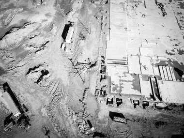 Üstten görünüm makine, ayak ve Vakfı Beton inşaat sitenin Carrollton, Texas, ABD güçlendirmek. Üstten görünüm levha formu, temeller ve güçlendiren rod yeni ticari bina için