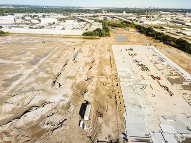 Üstten görünüm makine, ayak ve Vakfı Beton inşaat sitenin Carrollton, Texas, ABD güçlendirmek. Üstten görünüm levha formu, temeller ve güçlendiren rod yeni ticari bina için
