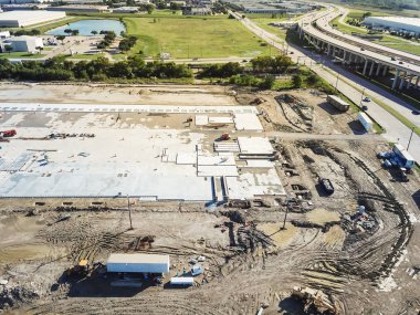 Üstten görünüm inşaat bölgesine yakın karayolu zemine ve Vakfı ile güçlendirmek Carrollton, Texas, ABD beton. Temeller üzerinde çalışma ve takviye ağır makine