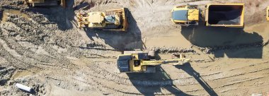 Panorama havadan görünümü makine ve Carrollton, Texas, ABD büyük inşaat sahasında ağır aletleri. Üst tarak, buldozer, damperli kamyon, digger