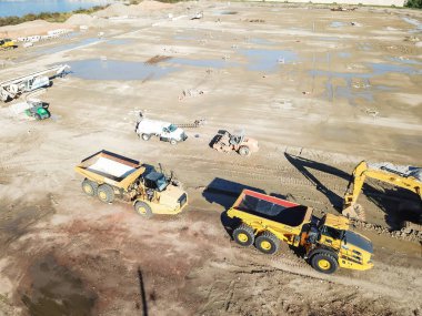 Havadan görünümü makine ve Carrollton, Texas, ABD büyük inşaat sahasında ağır aletleri. Üst tarak, buldozer, damperli kamyon, digger