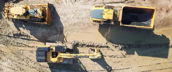 位于德克萨斯州卡罗尔顿的大型建筑工地的全景鸟机械和重型设备 挖掘机顶部 推土机 自卸车 挖掘机 — 图库照片