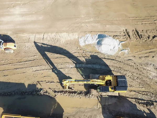 Havadan görünümü makine ve Carrollton, Texas, ABD büyük inşaat sahasında ağır aletleri. Üst tarak, buldozer, damperli kamyon, digger