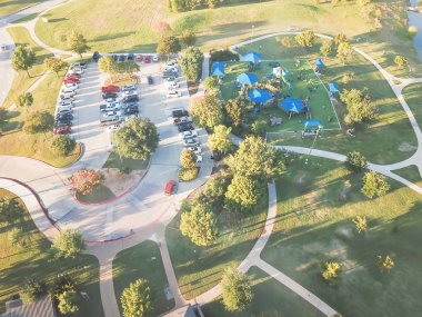 Carrollton, varoşlarda Dallas, Texas, ABD gün batımında içinde hava görünümünü büyük bahçesi. Üstten görünüm eğlence yeşil alan oldukça büyük sentetik çim Bahçesi ve kapalı piknik spot ile