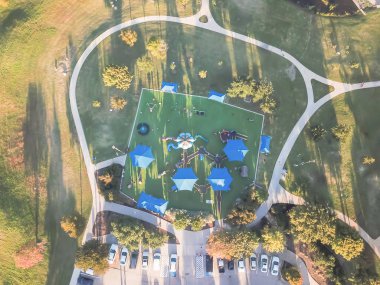 Carrollton, varoşlarda Dallas, Texas, ABD gün batımında içinde hava görünümünü büyük bahçesi. Üstten görünüm eğlence yeşil alan oldukça büyük sentetik çim Bahçesi ve kapalı piknik spot ile