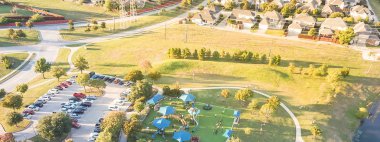 Panorama üstten görünüm Bahçesi havai güç hatlarında Carrollton, varoşlarda Dallas, Texas, ABD ile konut mahalle yakın. Eğlence yeşil alan oldukça büyük sentetik çim, kapalı piknik yeri