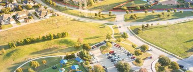 Panorama üstten görünüm Bahçesi havai güç hatlarında Carrollton, varoşlarda Dallas, Texas, ABD ile konut mahalle yakın. Eğlence yeşil alan oldukça büyük sentetik çim, kapalı piknik yeri