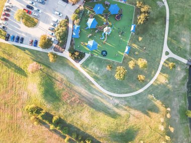 Carrollton, varoşlarda Dallas, Texas, ABD gün batımında içinde hava görünümünü büyük bahçesi. Üstten görünüm eğlence yeşil alan oldukça büyük sentetik çim Bahçesi ve kapalı piknik spot ile