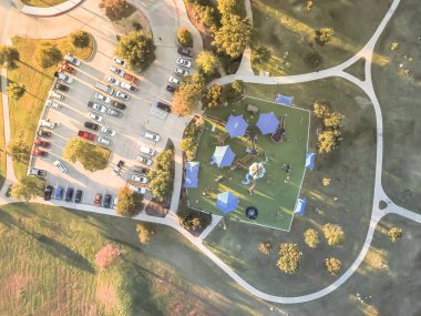 Carrollton, varoşlarda Dallas, Texas, ABD sonbahar gün batımında geniş oyun alanı yakınındaki hava görünümünü meşgul açık otopark