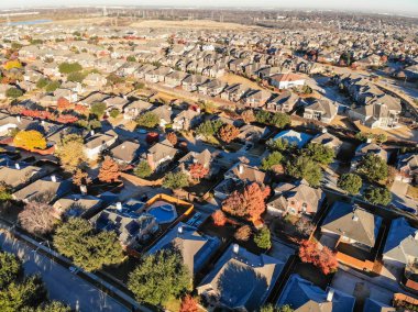 Havadan görünümü kentsel yayılma renkli sonbahar yaprakları yakınındaki Dallas, Texas, ABD ile. Konut müstakil evler ve apartmanlar karmaşık sıra ile Köprü sonbahar sabahı banliyö alt