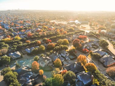 Havadan görünümü kentsel yayılma renkli sonbahar yaprakları yakınındaki Dallas, Texas, ABD ile. Konut müstakil evler ve apartmanlar karmaşık sıra ile Köprü sonbahar sabahı banliyö alt
