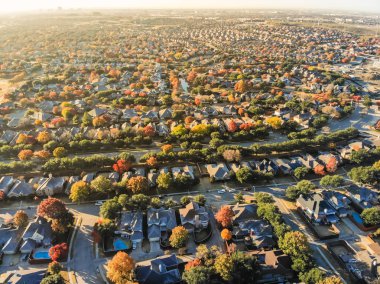 Havadan görünümü kentsel yayılma renkli sonbahar yaprakları yakınındaki Dallas, Texas, ABD ile. Konut müstakil evler ve apartmanlar karmaşık sıra ile Köprü sonbahar sabahı banliyö alt