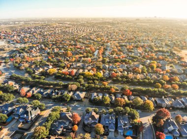 Havadan görünümü kentsel yayılma renkli sonbahar yaprakları yakınındaki Dallas, Texas, ABD ile. Konut müstakil evler ve apartmanlar karmaşık sıra ile Köprü sonbahar sabahı banliyö alt