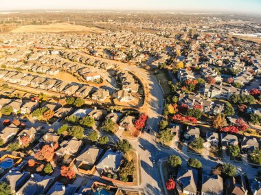 Havadan görünümü kentsel yayılma renkli sonbahar yaprakları yakınındaki Dallas, Texas, ABD ile. Konut müstakil evler ve apartmanlar karmaşık sıra ile Köprü sonbahar sabahı banliyö alt