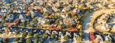 Panorama havadan görünümü kentsel yayılma renkli sonbahar yaprakları yakınındaki Dallas, Texas, ABD ile. Üstgeçidin banliyö alt bölümü konut tek aile sıra ile evler, apartmanlar karmaşık