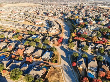 Bulanık soyut havadan görünümü kentsel yayılma ile renkli sonbahar Dallas, Texas, Usa yakınındaki yeşillik. Üstgeçidin banliyö alt bölümü konut tek aile sıra ile evler, apartmanlar karmaşık