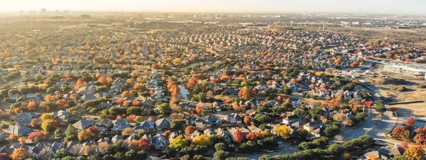 Vista Aérea Panorámica Expansión Urbana Con Colorido Follaje Otoñal Cerca — Foto de Stock