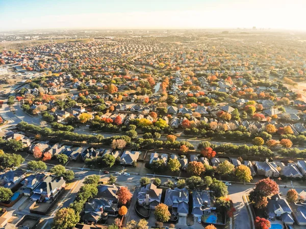 ダラス テキサス 米国の近くの色鮮やかな秋の紅葉と空撮アーバン スプロール 秋の朝に高架道路の郊外一戸建て住宅とマンションの複合ビルの行区画 — ストック写真