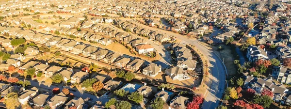 Vista Aérea Panorámica Expansión Urbana Con Colorido Follaje Otoñal Cerca — Foto de Stock