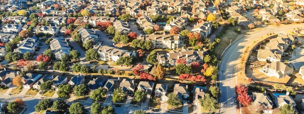 Vista Aérea Panorámica Expansión Urbana Con Colorido Follaje Otoñal Cerca —  Fotos de Stock