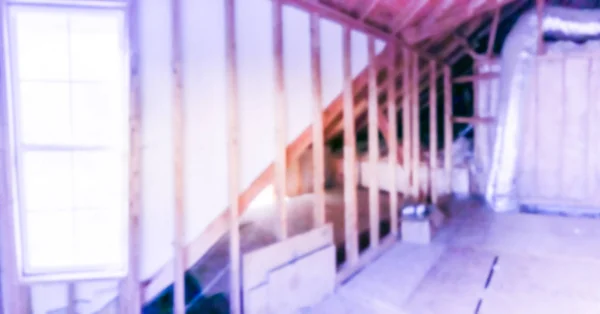 パノラマは インストールされている空調の通気口を持つ木造住宅の屋根裏の断熱材の中の抽象をぼやけています 天井の家 屋根垂木背景銅配管管フレームワークをデフォーカス — ストック写真