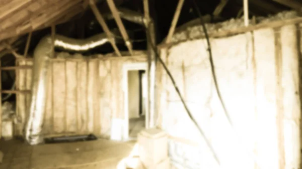 ビンテージ トーンは インストールされている空調の通気口を持つ木造住宅の屋根裏の断熱材の中の抽象をぼやけています 天井の家 屋根垂木背景銅配管管フレームワークをデフォーカス — ストック写真