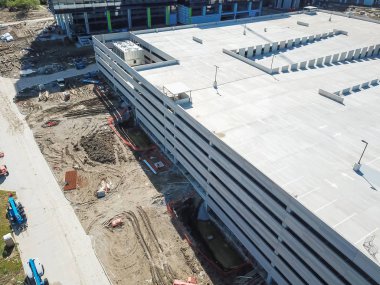 Üstten görünüm çalışma makine ve ekipman Dallas, Texas, Usa yakınındaki yeni çok öykülü garaj inşaat sahasında