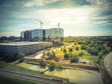 Üstten görünüm çalışma vinç yakınındaki demiryolu parça inşaat sahasında. Yeni kurumsal yapı yüksek katlı ve çok düzeyli garaj Park