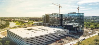 Panorama havadan görünümü çalışma vinç yeni kurumsal yapı yüksek katlı ve çok öykülü garaj Park İnşaat sahasında