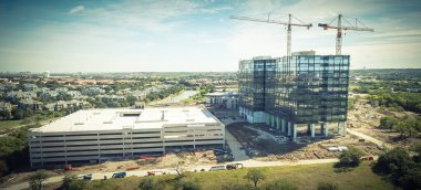 Panorama havadan görünümü çalışma vinç yeni kurumsal yapı yüksek katlı ve çok öykülü garaj Park İnşaat sahasında