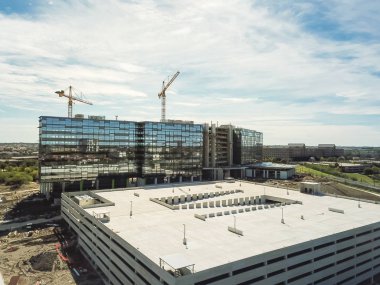 Havadan görünümü çalışma vinç yeni kurumsal yapı yüksek katlı ve çok öykülü garaj otopark inşaat sahasında