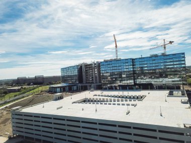 Havadan görünümü çalışma vinç yeni kurumsal yapı yüksek katlı ve çok öykülü garaj otopark inşaat sahasında