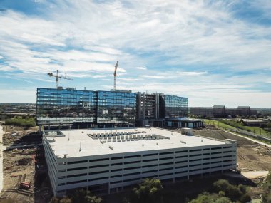 Havadan görünümü çalışma vinç yeni kurumsal yapı yüksek katlı ve çok öykülü garaj otopark inşaat sahasında