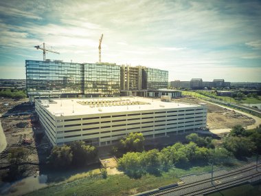 Üstten görünüm çalışma vinç yakınındaki demiryolu parça inşaat sahasında. Yeni kurumsal yapı yüksek katlı ve çok düzeyli garaj Park