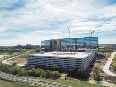 Üstten görünüm çalışma vinç yakınındaki demiryolu parça inşaat sahasında. Yeni kurumsal yapı yüksek katlı ve çok düzeyli garaj Park