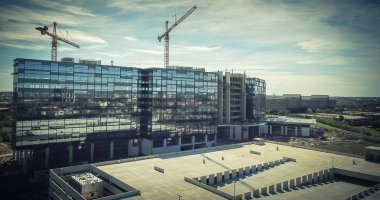 Panorama havadan görünümü çalışma vinç yeni kurumsal yapı yüksek katlı ve çok öykülü garaj Park İnşaat sahasında