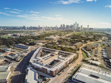Üstten görünüm Dallas Downtown Trinity bahçeleri gelen bulut mavi gökyüzü ile