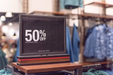 Teksas, ABD Açık bölümü mağazasında kırmızı etiketle satılması yüzde 50 indirim. Dış Giyim ve dişli Black Friday ve tatil sezonu satışı için büyük indirimler kavram. İş moda ve reklam