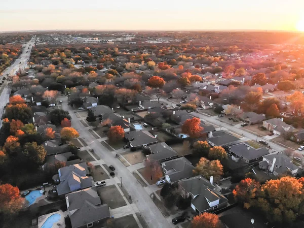 Vista Aérea Barrio Residencial Cerca Carretera Con Tráfico Atardecer Otoño — Foto de Stock