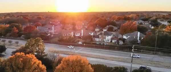 Panorama Vista Aérea Barrio Residencial Cerca Carretera Con Tráfico Atardecer — Foto de Stock