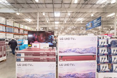 Lewisville, Tx, ABD-Kasım 26, 4 k, Uhd, Led Tv Costco Toptan mağazasında alışveriş 2018:Customer. Amerikan çokuluslu şirketler sadece üyelik ambar kulüpleri zincirinin çalışır