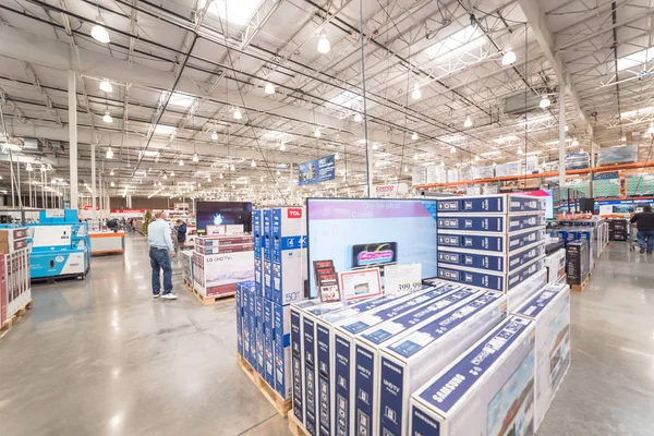 Compras de clientes para variedade de 4K, UHD, LED, TV LCD em exibição — Fotografia de Stock