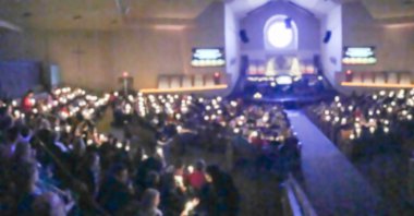 Panorama mum ışığı ve şarkı sessiz gece Baptist Kilisesi Texas, ABD de birlikte hareket geleneği bulanık