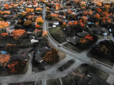 Sonbahar günbatımı, Dallas, Texas, ABD, büyük banliyösünde Konut Evleri üzerinden hava dron görünüm. Wells şube ve kıyı köşe yerel sokak ve renkli sonbahar yaprakları ile banliyö