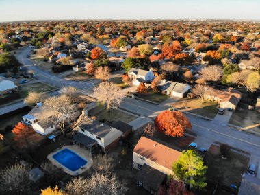 Hava dron görünümü alt bölümü çağdaş Kuzey Teksas kasabasında kesişme ile yukarıda. Üstgeçidin semtte ev çatıları ve renkli yaprakları varoşlarda Dallas yukarıdan sokakları