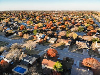 Dallas, Texas, ABD, büyük banliyösünde Konut Evleri üzerinden üst dron görünüm. Wells şube ve kıyı yerel sokak ve renkli sonbahar yaprakları ile banliyö