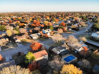 Dallas, Texas, ABD, büyük banliyösünde Konut Evleri üzerinden üst dron görünüm. Wells şube ve kıyı yerel sokak ve renkli sonbahar yaprakları ile banliyö